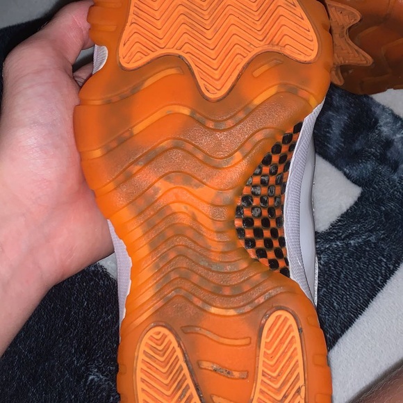 Women’s Jordan 11 Citrus - Picture 2 of 7